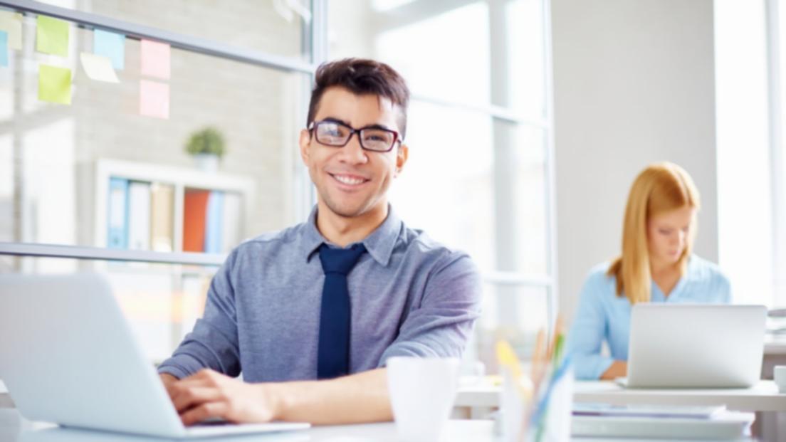 Professionelle Arbeitsumgebung bei Koralyntha mit modernen Arbeitsmitteln