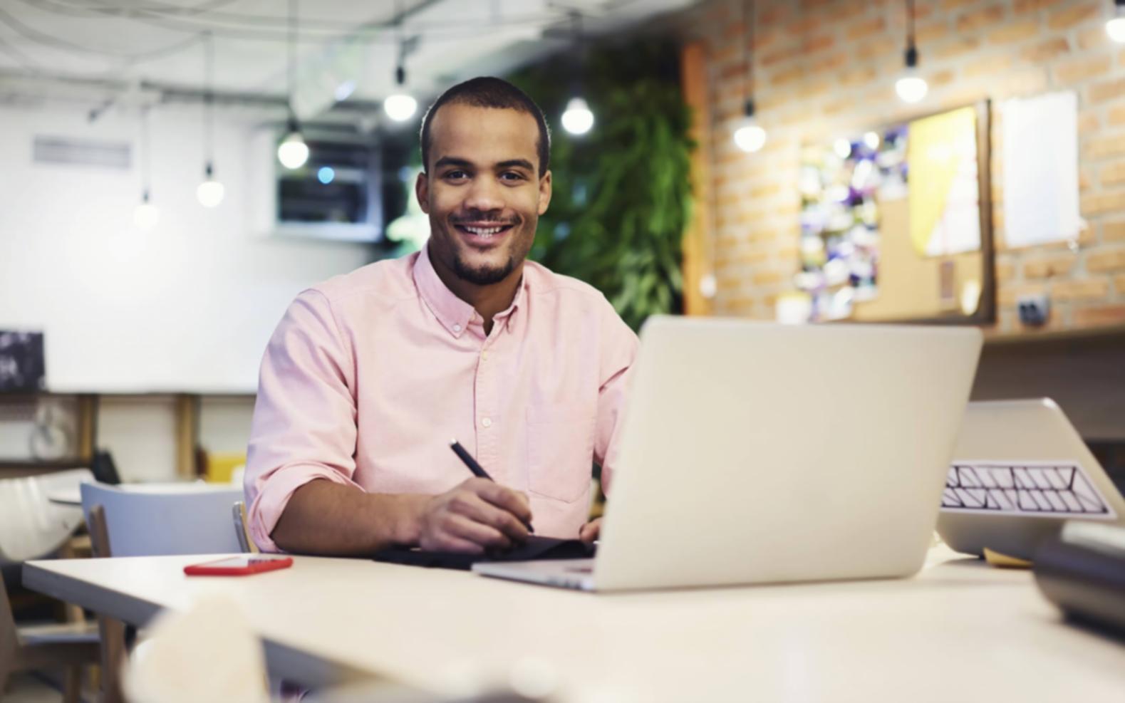 Teilnehmer arbeiten gemeinsam an Budgetierungsstrategien